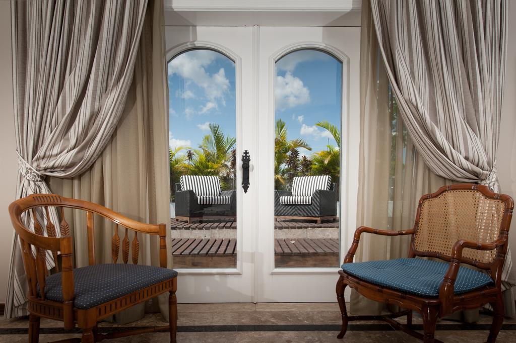 Hotel Tropical Manaus Zewnętrze zdjęcie A window with curtains