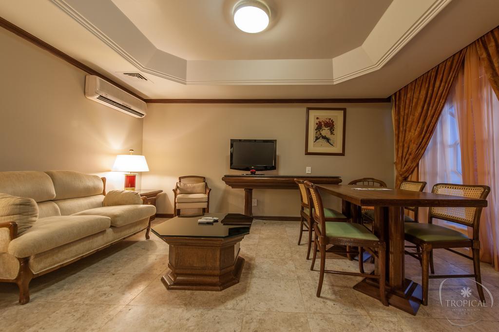 Hotel Tropical Manaus Zewnętrze zdjęcie A living room in a suite
