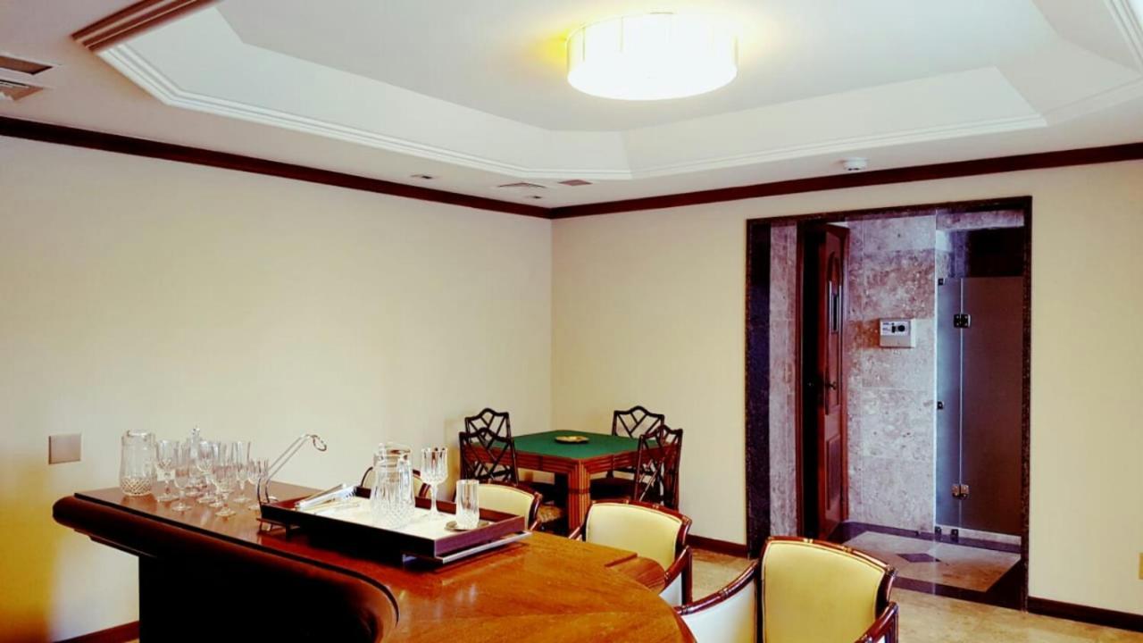 Hotel Tropical Manaus Zewnętrze zdjęcie A room with a ceiling cornice