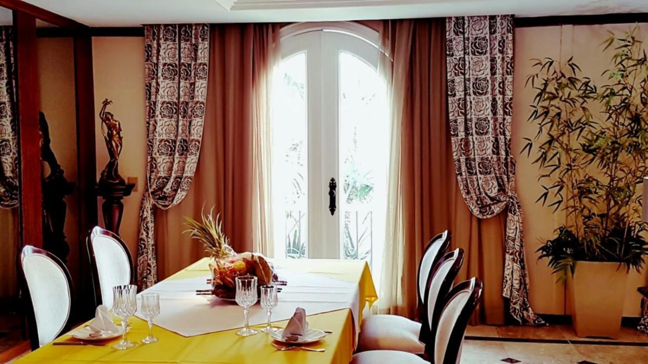 Hotel Tropical Manaus Zewnętrze zdjęcie Curtains in a dining room