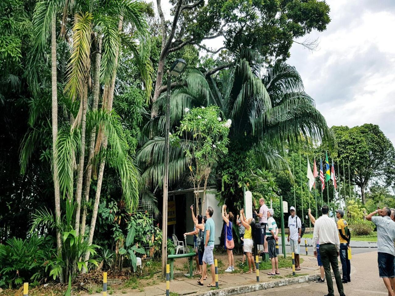 Hotel Tropical Manaus Zewnętrze zdjęcie Visitors at the entrance of the zoo