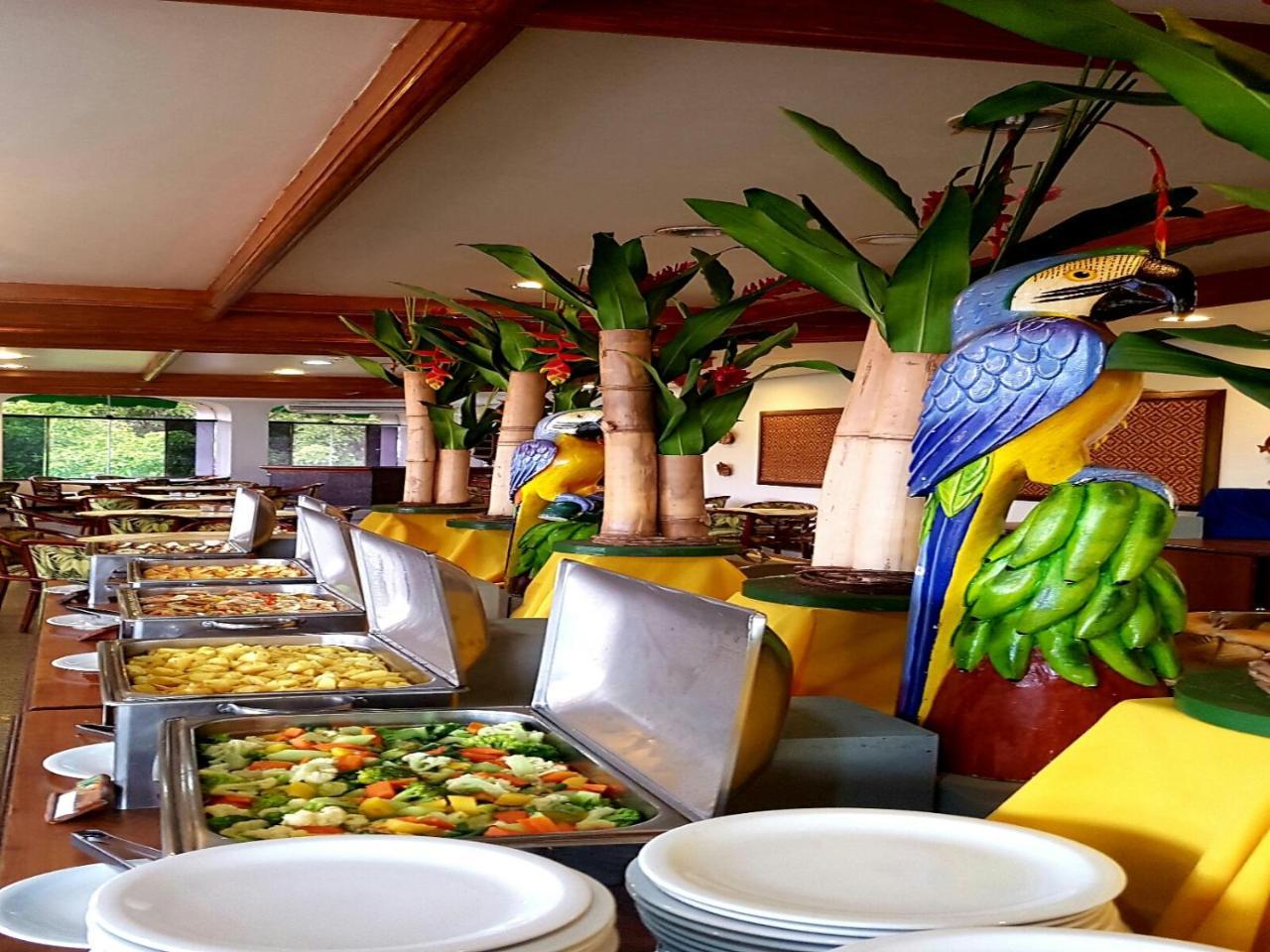 Hotel Tropical Manaus Zewnętrze zdjęcie The buffet at the restaurant